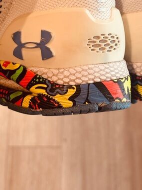 Under Armour Colorful Running Shoe U.S. 8 Athletic Sporty Comfy Casual Outdoor